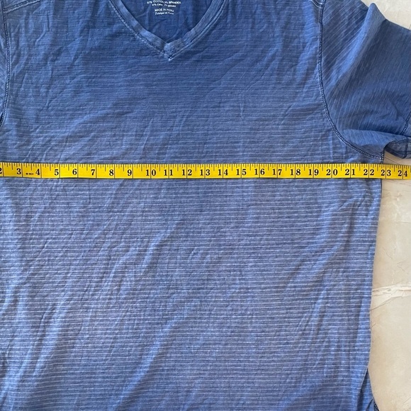Tommy Bahama Men’s TShirt Size Large Blue Short Sleeve VNeck Raw Edge Details - Picture 4 of 6